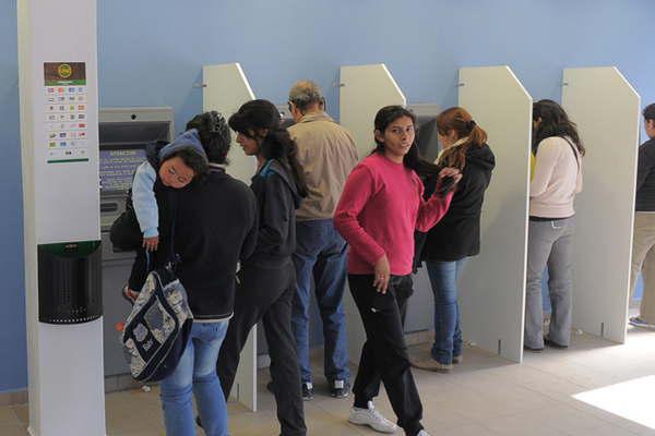 El mieacutercoles 30 todos los empleados de la administracioacuten puacuteblica percibiraacuten sus haberes