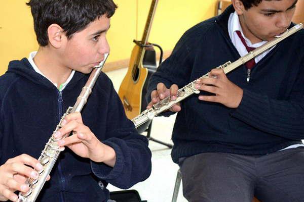 Dictaraacuten un taller sobre Flauta traversa e instrumentos aeroacutefonos