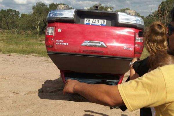 Se salvan de milagro tras un espectacular vuelco