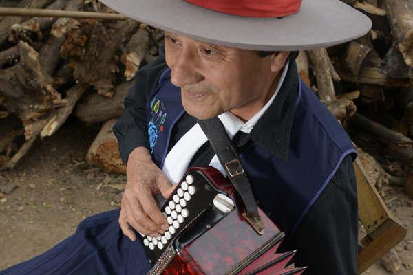 Pastor Luna el Rey del Chamameacute quiere ser Gardel