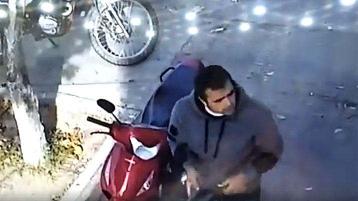 VIDEO  Roboacute una moto a plena luz del diacutea y quedoacute detenido