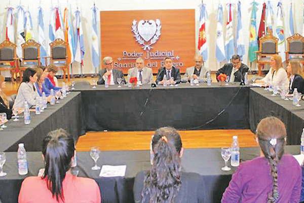 Autoridades se reunieron para tratar la violencia de geacutenero