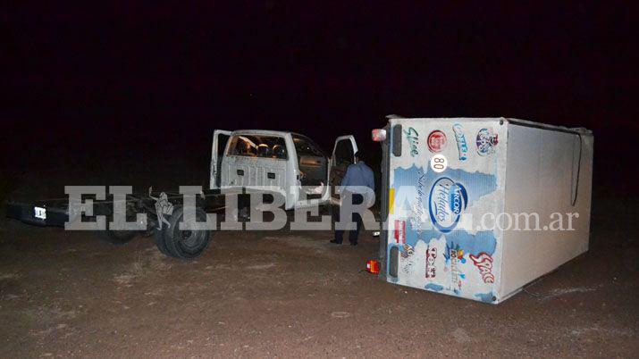 Ruta 92- camioacuten chocoacute contra un cerdo y volcoacute dando varios tumbos