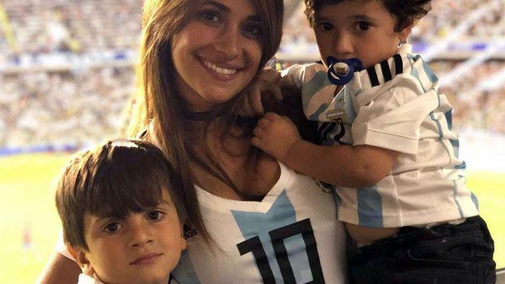 Video Asiacute alentaron los hijos de Messi durante el hat-trick con Argentina