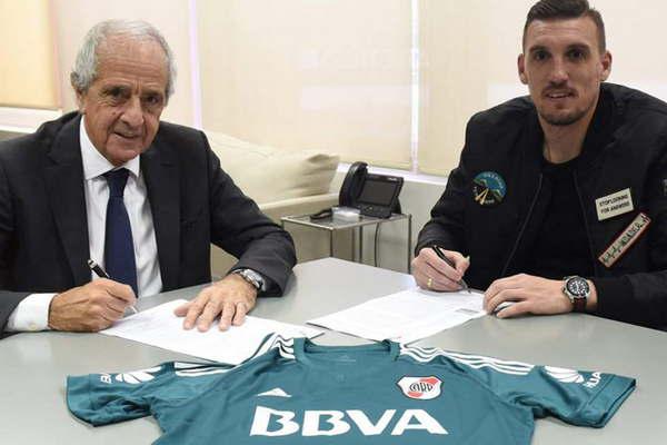 Armani blindado con una claacuteusula de us 20 millones