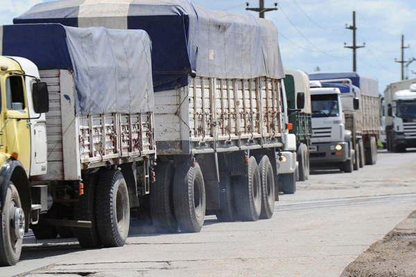 Preocupa a transportistas de cargas la suba de costos por la devaluacioacuten y caiacuteda de actividad