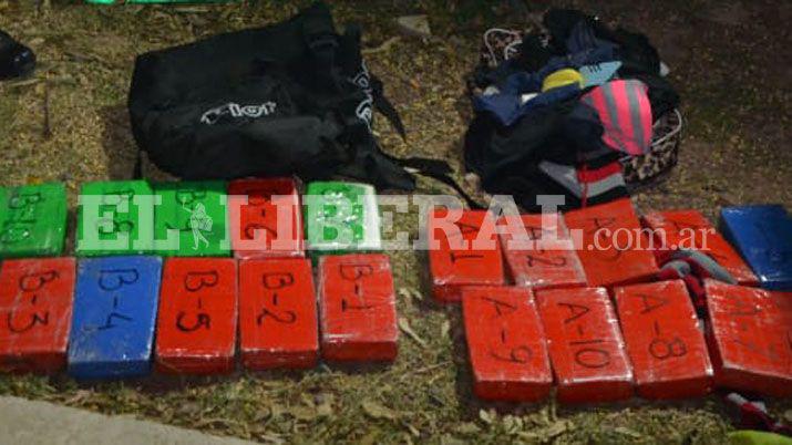 Gendarmeriacutea secuestroacute 21 kilos de cocaiacutena en un micro