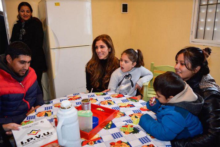 Las nuevas casas se suman a las 71 viviendas que oportunamente habilitara durante su gestión la ex gobernadora haciendo un total de 160 casas Adems se construyeron viviendas sociales en el sector