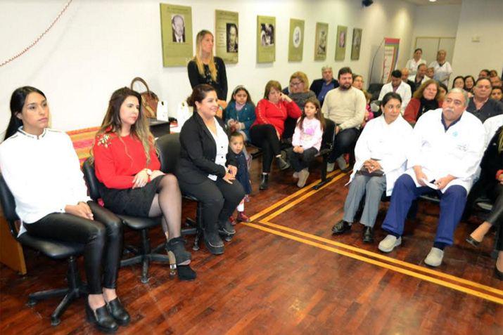 Las flamantes médicas clínicas pediatras junto a la nueva cirujana infantil durante el acto en el Cepsi