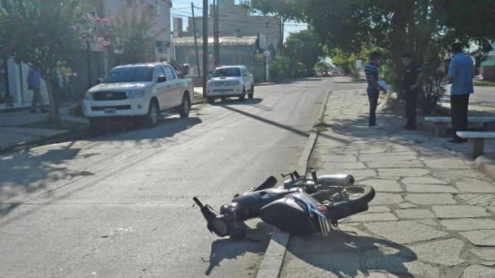 Motociclista chocoacute contra un camioacuten y solo sufrioacute heridas leves