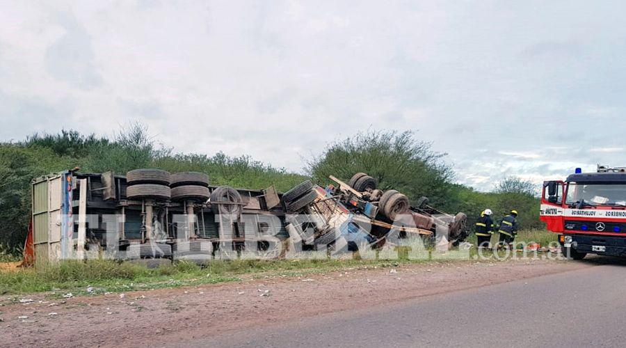 Rescataron a camionero que quedoacute atrapado en su vehiacuteculo tras volcar