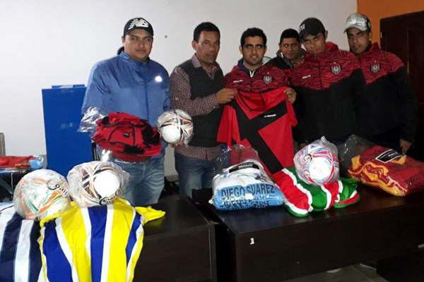 En El Deaacuten se entregoacute indumentaria deportiva a clubes de la zona norte