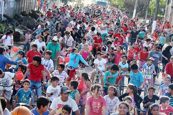 Hoy comienza en Clodomira el mes en honor al Sagrado Corazoacuten con la bicicleteada Carlitos Ponce