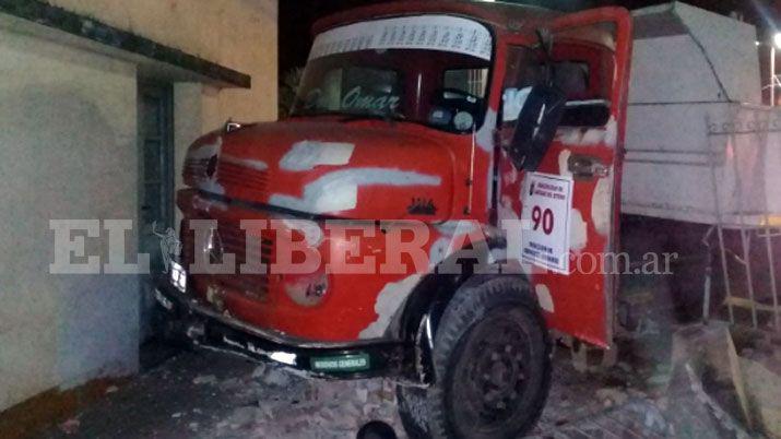 Camioacuten chocoacute a un colectivo y se incrustoacute en una vivienda