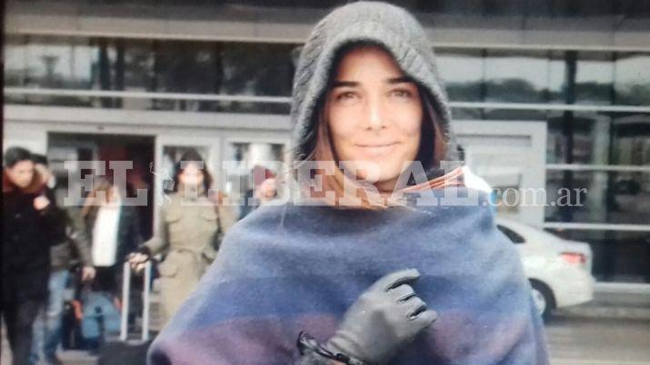 Juana Viale se tomoacute fotos con la gente que la esperaba