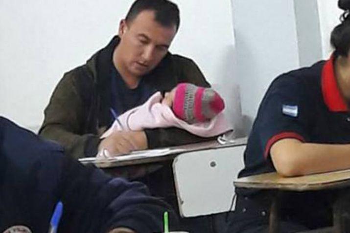 El bombero no tenía con quien dejar a su pequeña de dos meses y por eso pidió autorización para llevarla con él