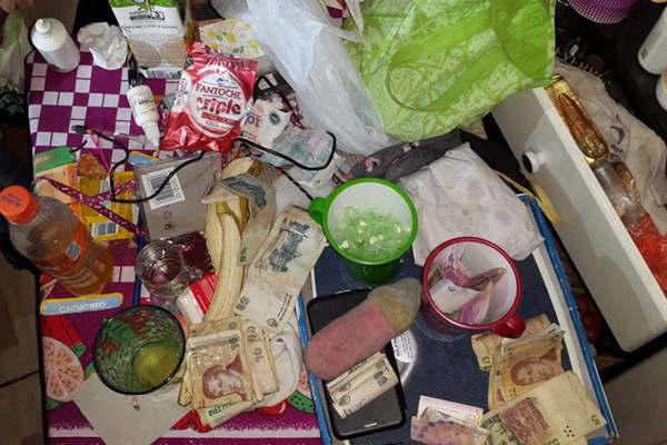 En allanamiento detuvieron a 4 personas y secuestraron droga y maacutes de 16000