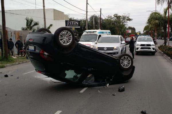 Perdioacute el control de su auto y volcoacute en plena Avda Belgrano