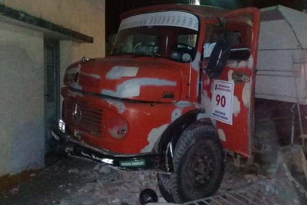 Camioacuten casi termina en una casa tras un accidente