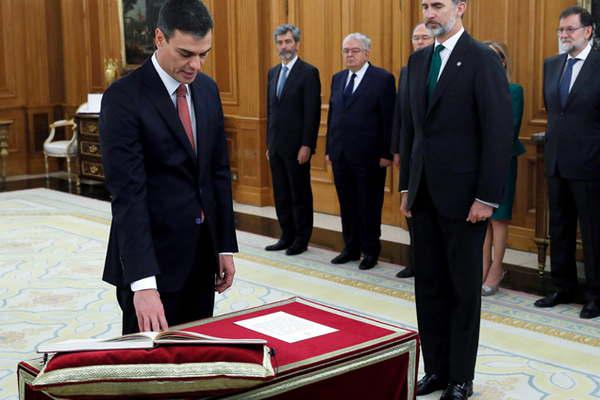Pedro Saacutenchez asumioacute ante el  rey como presidente de Espantildea