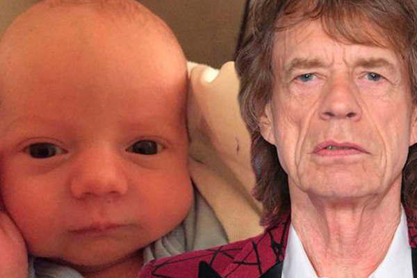 El pequentildeo Dev acompantildearaacute a su padre Mick Jagger en su nueva gira  