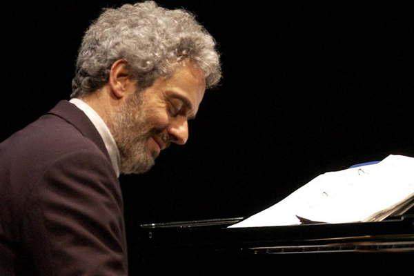 Nicola Piovani autor de la muacutesica de la peliacutecula La vida es bella tuvo un emotivo debut con una orquesta portentildea