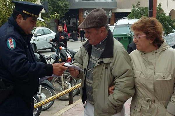 La Policiacutea Comunitaria entrega folletos a turistas en materia de prevencioacuten 