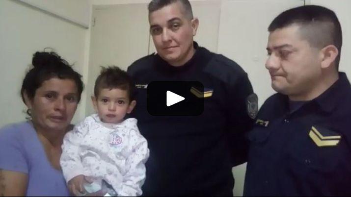 VIDEO Extrantildeo frasco hallado en la calle casi le cuesta la vida a un bebeacute