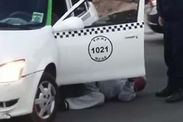 Empleado de Traacutensito municipal ebrio chocoacute a motociclista y lo filmaron