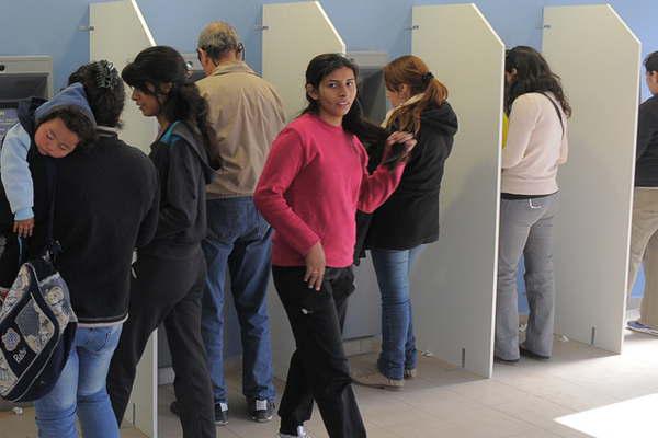Hoy se inicia el pago de asignaciones universales  y el viernes a los jubilados con aguinaldo incluido