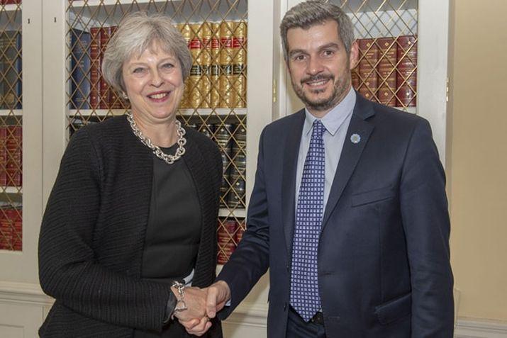El jefe de Gabinete Marcos Peña recibió el saludo de Theresa May