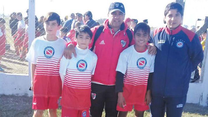 Dos chicos jugaron un torneo con Argentinos Jrs