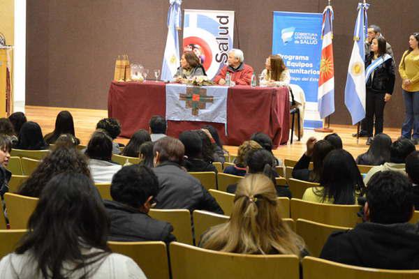 En el Centro Cultural del Bicentenario se realizoacute el acto de colacioacuten de agentes sanitarios enfermeros y obsteacutetricos
