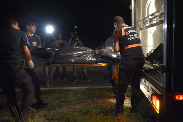 Una joven madre muere al estrellar su moto contra un camioacuten 