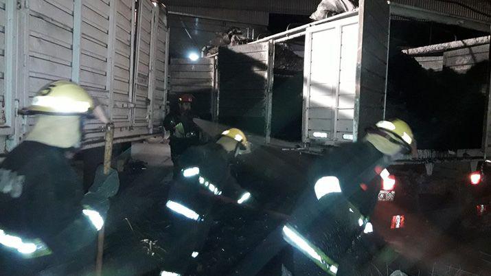 Bomberos controlan el principio de incendio de un camioacuten