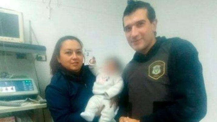 Encontraron un bebeacute abandonado a orillas de un arroyo