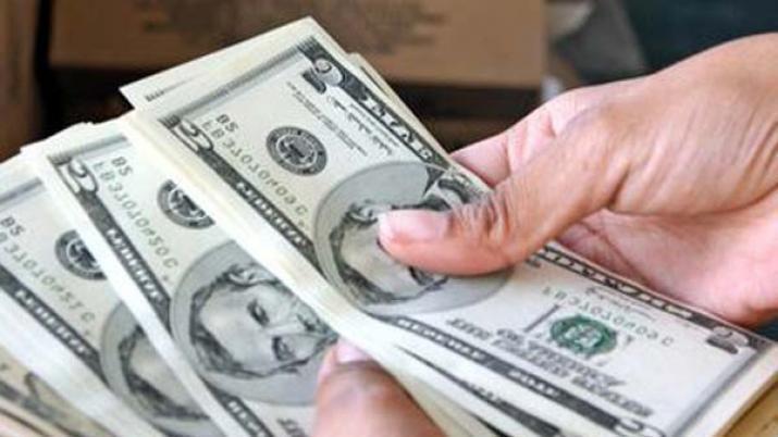 El doacutelar cayoacute 9 centavos y cerroacute a 2547 pesos