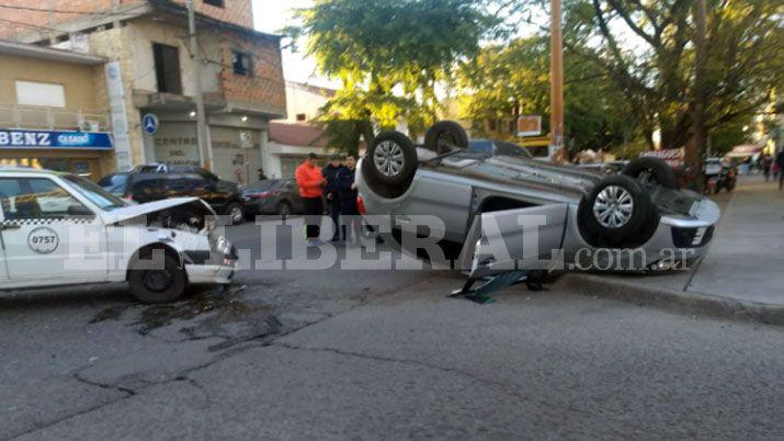 Al menos tres heridos tras choque y vuelco en calle Yrigoyen