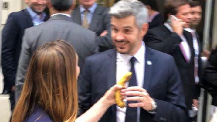 Una militante kirchnerista escrachoacute a Marcos Pentildea en Nueva York