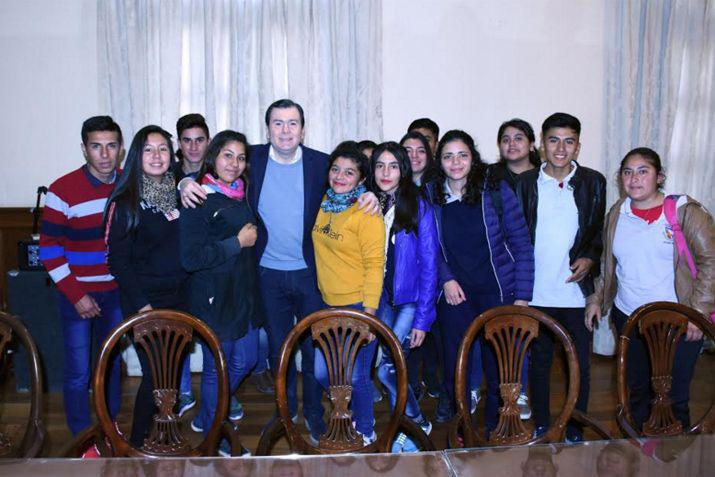 El primer mandatario provincial recibió el saludo de los estudiantes de Colonia Dora