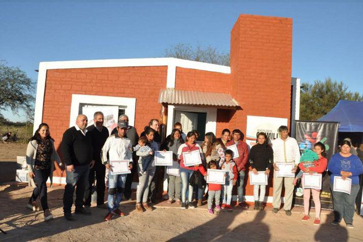 Las autoridades hicieron entrega de una docena de viviendas sociales totalmente amuebladas