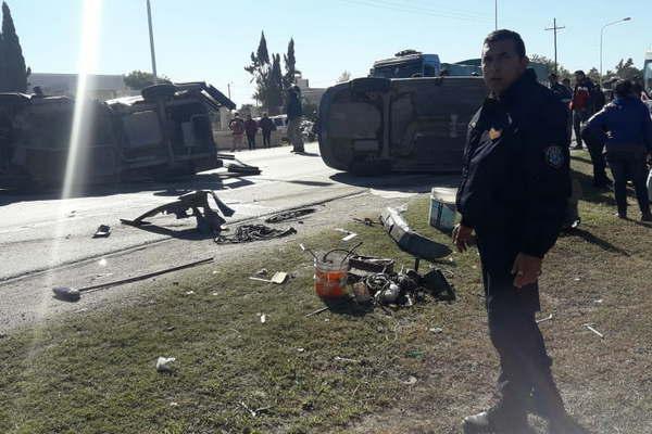 Violento choque y vuelco de dos vehiacuteculos