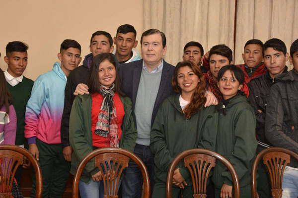 Alumnos de Santo Domingo visitaron al gobernador Zamora