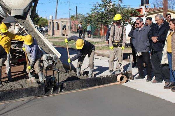 Fuentes supervisoacute obras de pavimento en dos barrios