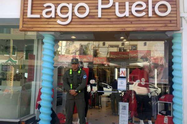 Allanan sucursales de Lago Puelo y secuestran mercaderiacutea valuada en 1 milloacuten