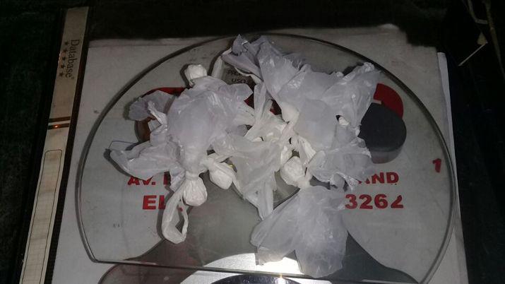 Apresan a dos joacutevenes con 11 envoltorios de cocaiacutena