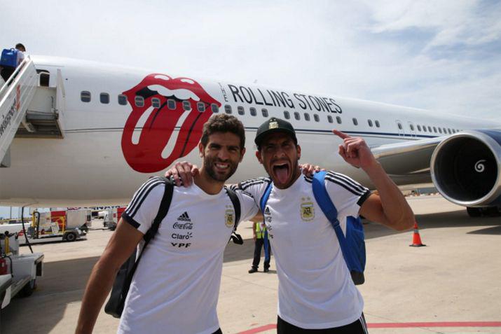 Los jugadores no dudaron en posar con el avión ploteado con la leyenda Rolling Stones