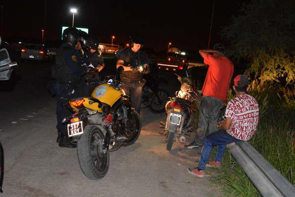 Corriacutean picadas y la Policiacutea les secuestroacute su motocicleta