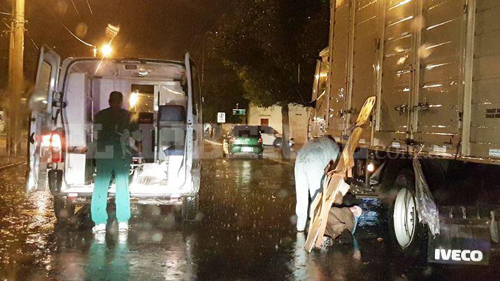 Joven cruzaba la calle y un camioacuten lo chocoacute