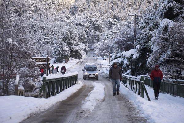 Por la nevada y el friacuteo suspendieron clases y cerraron rutas en varias ciudades de la Patagonia